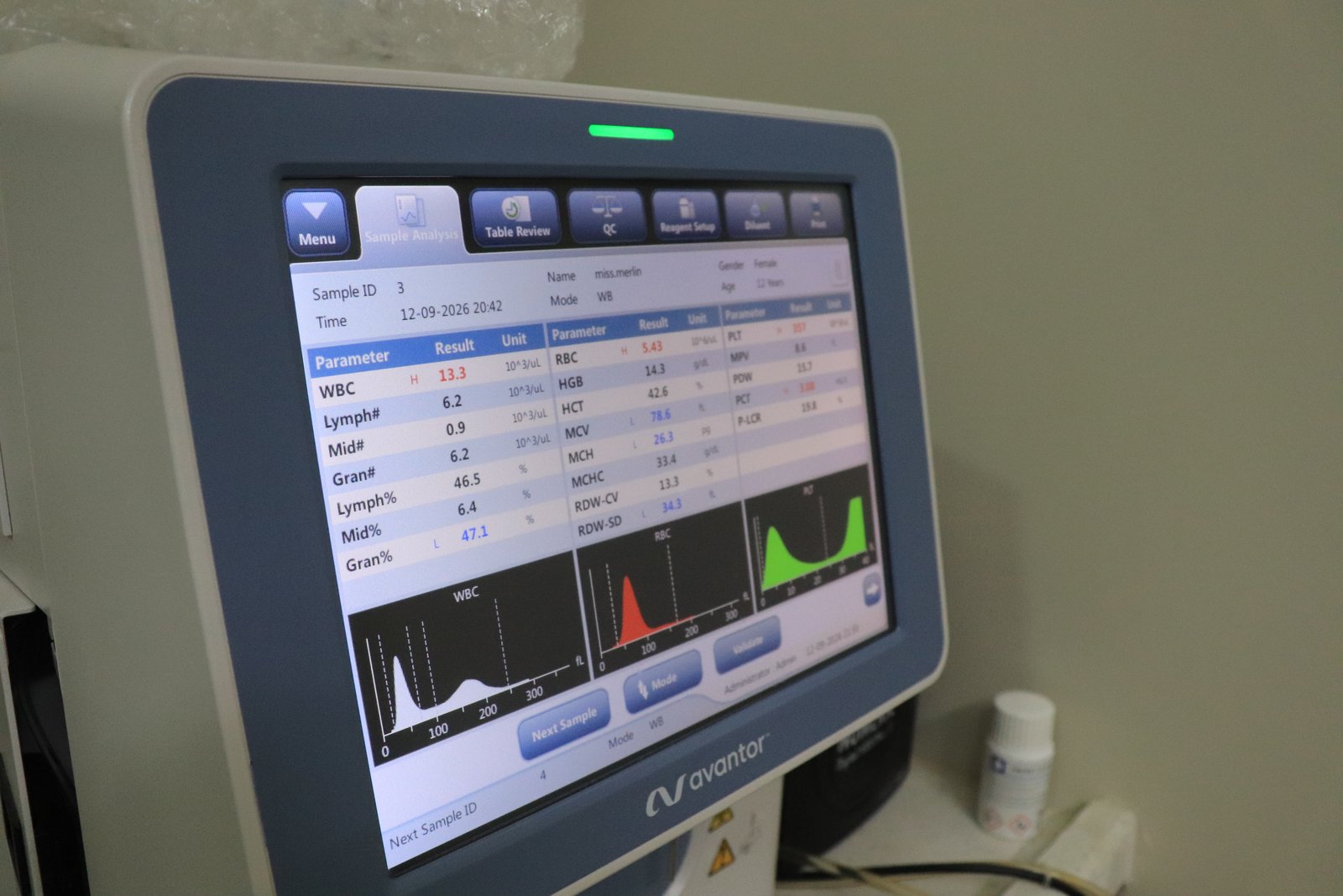 Advanced clinical diagnostic machine and monitor at Dermiiz