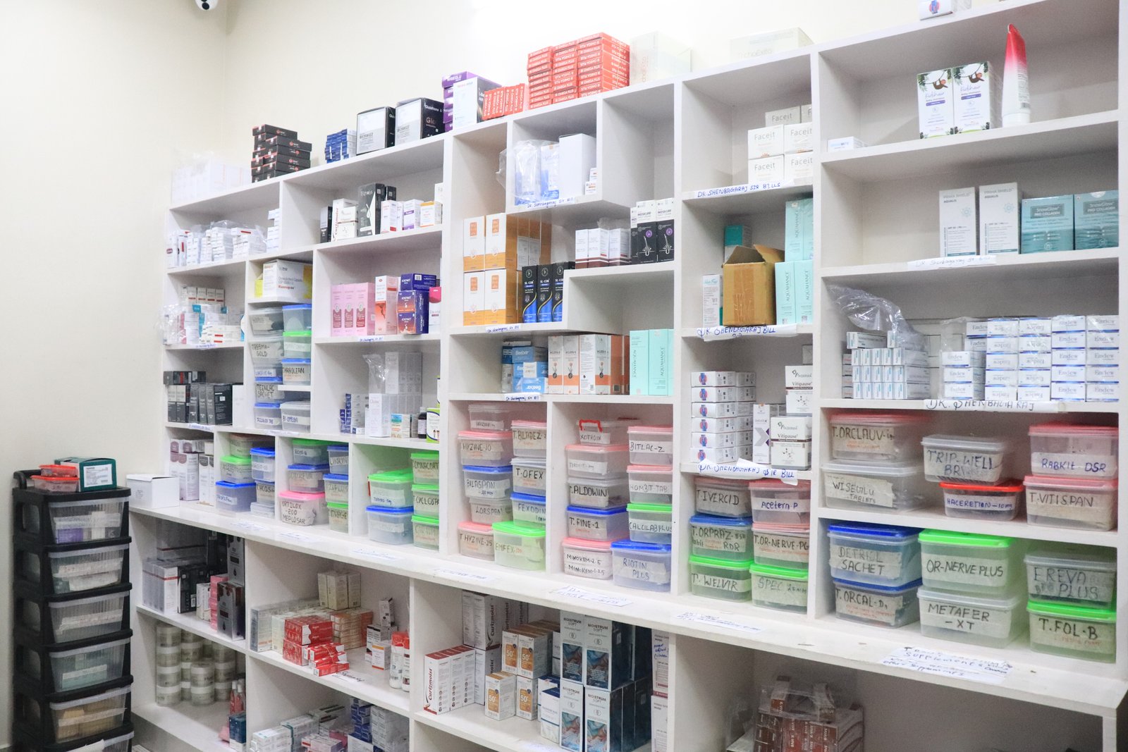 Pharmacy medicine racks and clinical supplies at Dermiiz