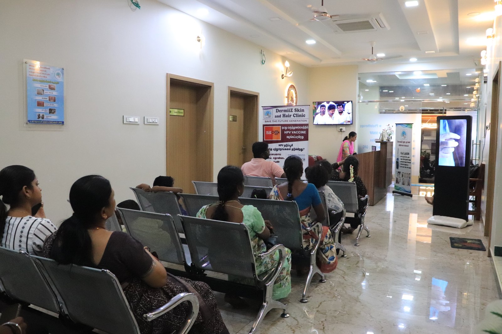 Spacious and comfortable patient waiting hall at Dermiiz clinic